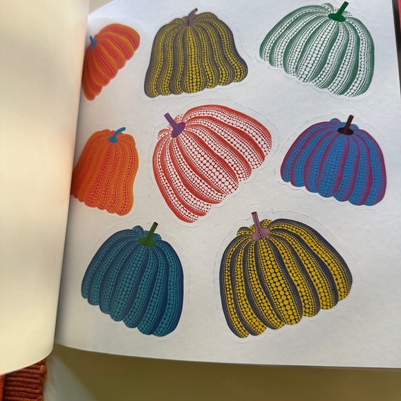 Yayoi Kusama x LOUIS VUITTON INFINITY Catalog - Picture 5 of 5